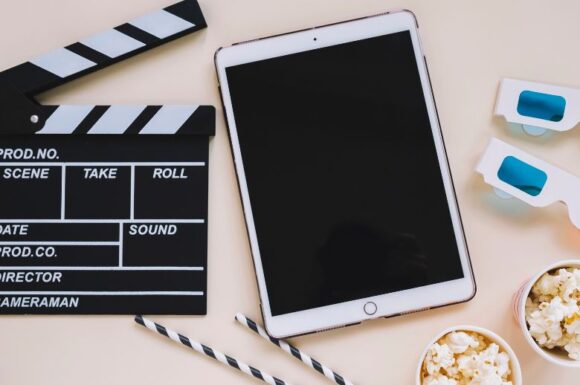 Strumenti digitali e simboli del cinema, rappresentano come la formazione accademica possa supportare la crescita nel settore dell'arte e dello spettacolo, preparando i professionisti a gestire le sfide moderne.
