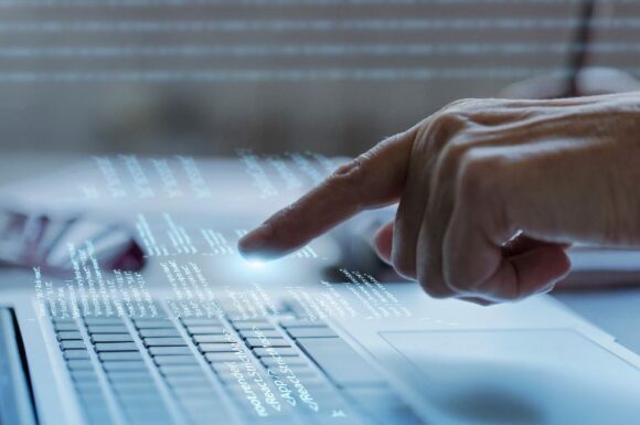 Immagine di una mano di una persona esperta dopo aver acquisito certificazioni informatiche che utilizza il pc.