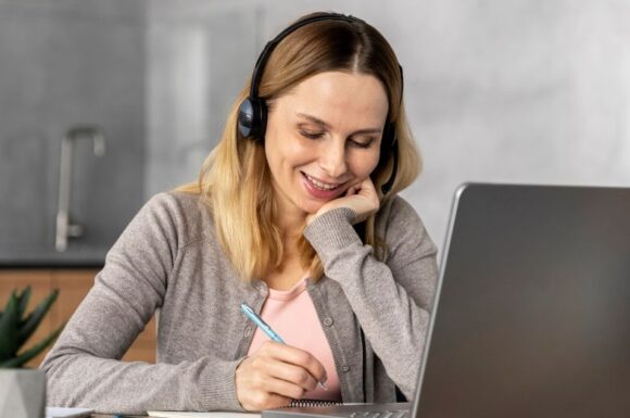 Donna che studia per ottenere il titolo di studio richiesto per i concorsi pubblici.