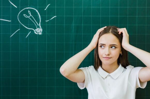 Studentessa liceale alle prese con la scelta tra Università telematica o tradizionale.