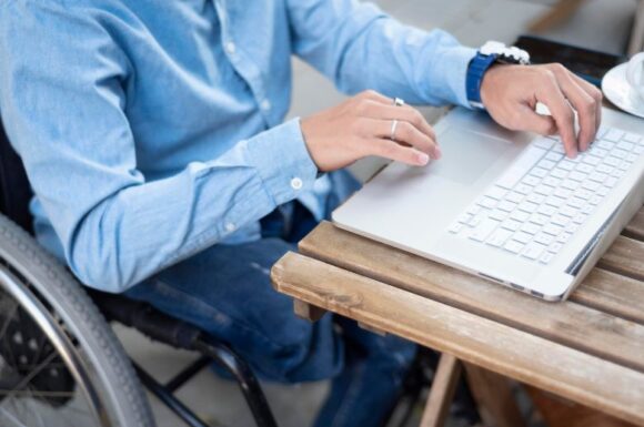 Immagine di persona con disabilità motoria che indica l’importanza dell’accessibilità con le università telematiche.