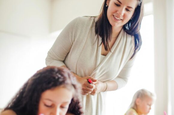 Docente specializzato insieme a una studentessa: un esempio concreto del valore dei corsi abilitanti TFA Sostegno