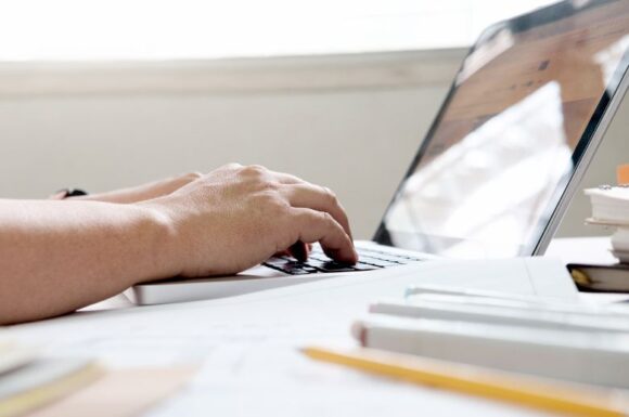 Professionista al pc nel suo back to work, mentre pianifica un upskilling.