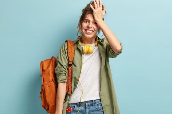 Studentessa afflitta per il ritorno allo studio dopo le vacanze.