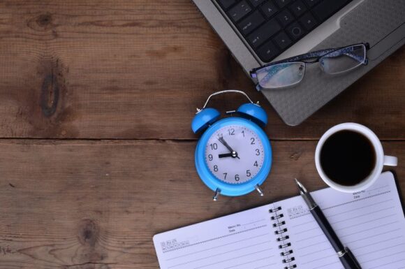 Block notes, caffè, orologio simboli del Time management