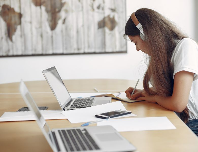 Studiare all’estero con un’università telematica: libertà, flessibilità e futuro