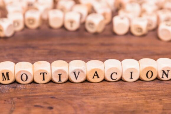 Scritta motivation, ad indicare l'importanza della motivazione universitaria