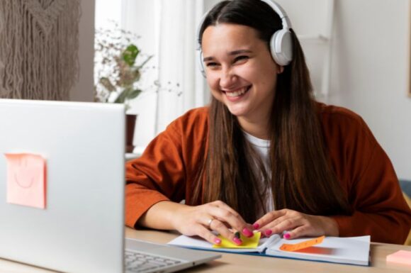 Giovane studentessa che ha un rapporto docente–studente nelle università telematiche