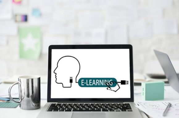 Schermo pc con piattaforme e-learning