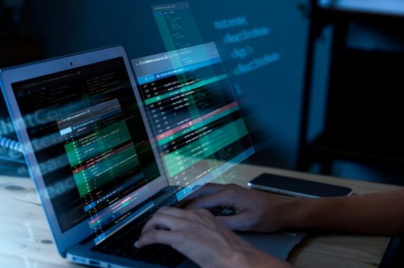 Immagine di un esperto laureato in sicurezza informatica al pc