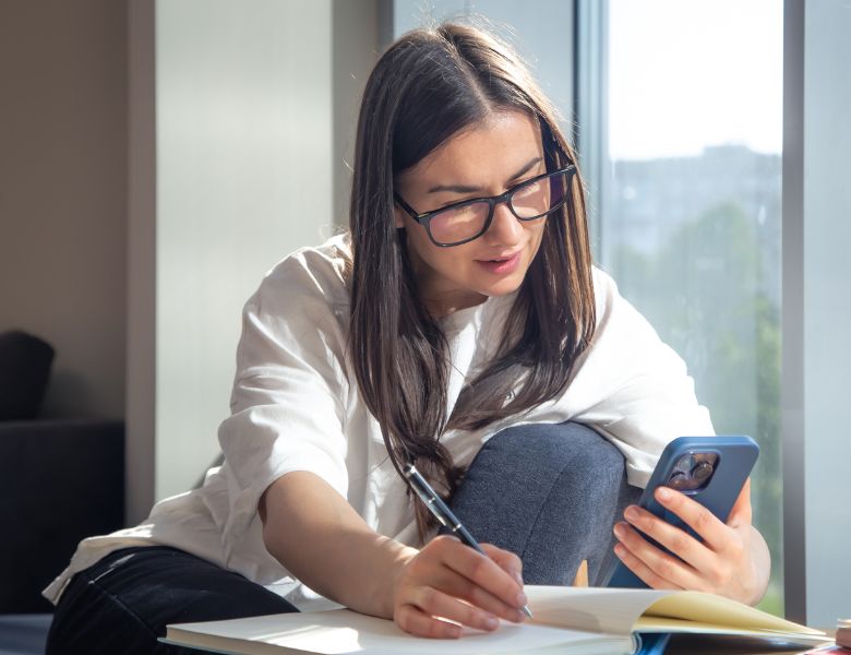 Studiare da smartphone: vantaggi, limiti e consigli pratici
