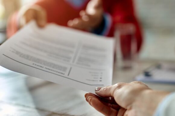 Primo Piano consegna di un CV da studente universitario