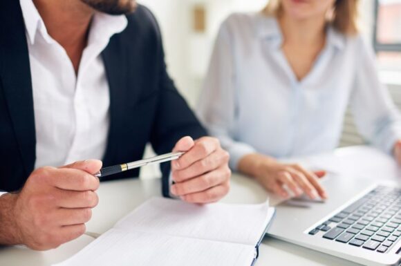 Consulente del lavoro che svolge la sua professione